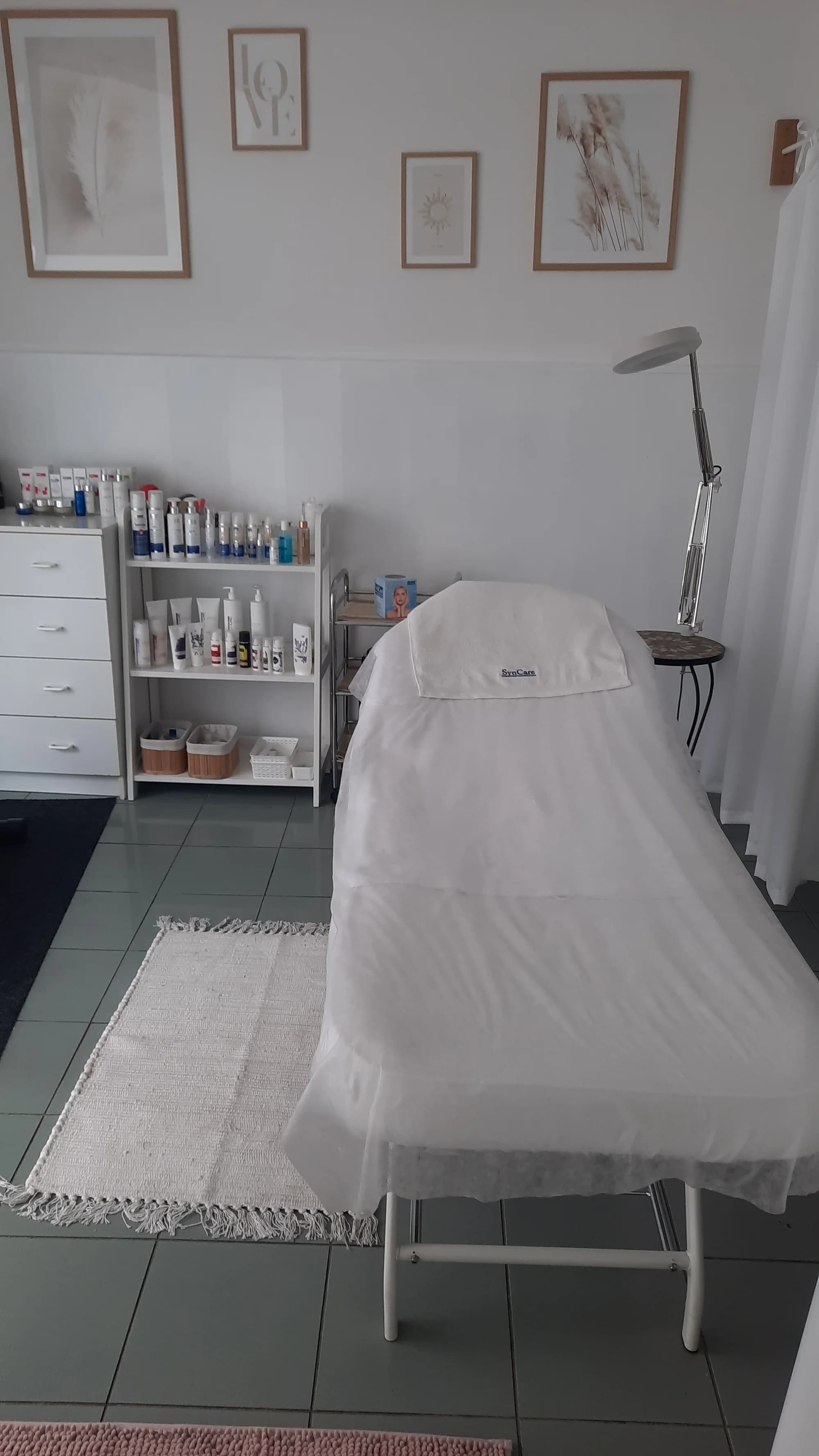 Ošetření pleti ultrazvukovou špachtlí, na výběr také mikrodermabraze či masáž rukou