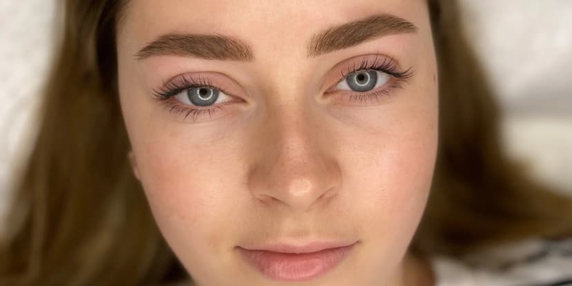 Permanentní make-up obočí pudrovou metodou nebo akvarelových rtů